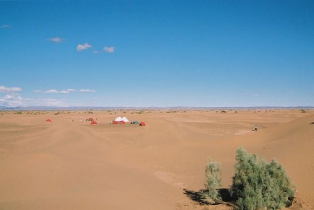 wandelen in de woestijn sahara marokko